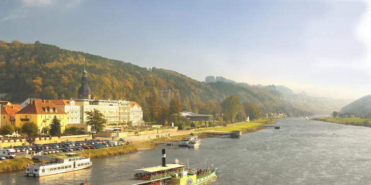 Lázeňském město Bad Schandau. V pozadí jsou vidět skály Schrammsteine.
