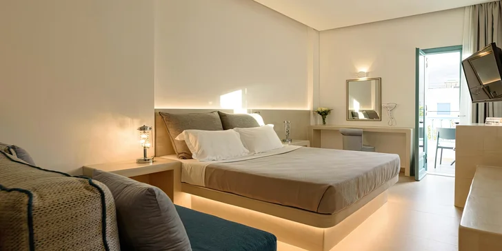Nově zrekonstruovaný hotel Armonia je esencí santorinské estetiky.
