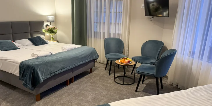 Personál hotelu vám nachystá příjemný dvoulůžkový pokoj, ve kterém nechybí koupelna se sprchou a toaletou, televize a Wi‑Fi připojení. 