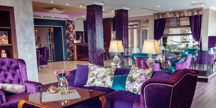 Vkusne zariadený Lobby bar inšpirovaný štýlom glamour je ideálnym miestom pre obchodné rokovania alebo posedenie s priateľmi.
