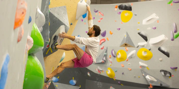 Lezenie na boulderovej stene Block Dock Petržalka: neobmedzený vstup alebo kurz s inštruktorom