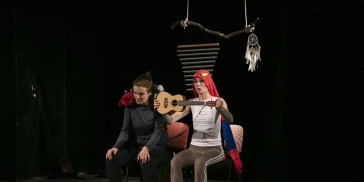 Představení trvá 100 minut, diskuze cca 50 minut. 