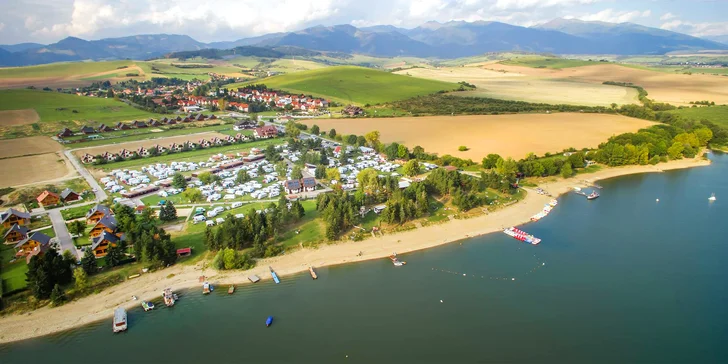 Dovolená ve stanu, karavanu či glampingu na Liptovské Maře: vodní kola, kajaky, kids zóna