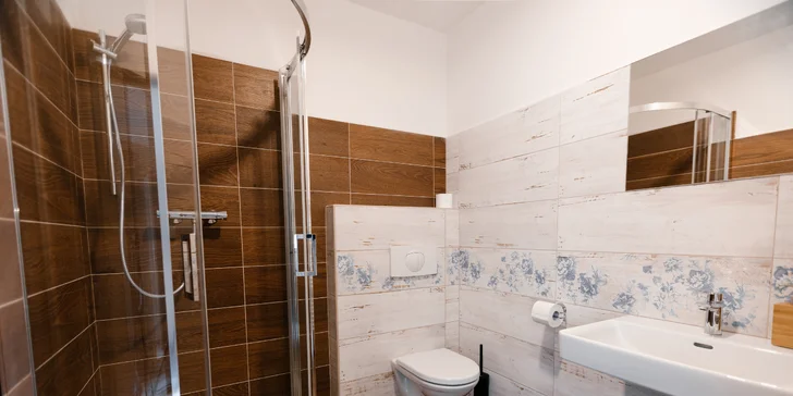 Nechybí ani vlastní koupelna a WC.