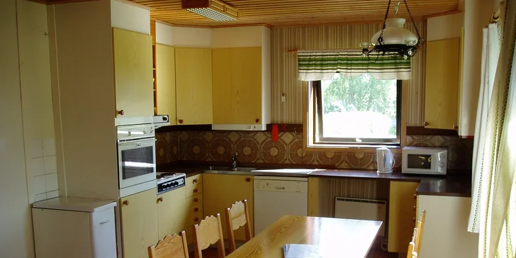 V kuchyni je elektrický sporák, klasická aj mikrovlnná rúra, chladnička, mraznička a všetky riady. V jednom z domčekov je aj automatická práčka.