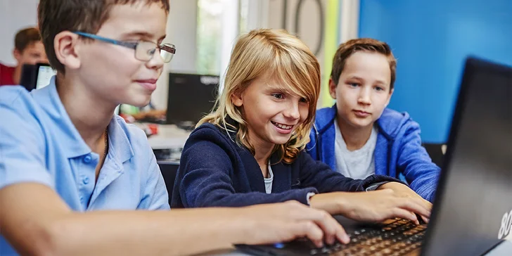 Praktické workshopy od zábavně-vzdělávací platformy Logiscool učí všechny zvídavé kluky a holky objevovat tajemství digitální říše.