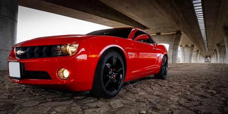 Camaro z roku 2013 poskytuje velmi vzrušující zážitek z jízdy – nabízí bezchybnou ovladatelnost na silnici, aniž by byla obětována kvalita jízdy.