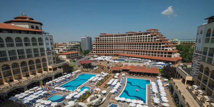 U bazénů je snack bar. 