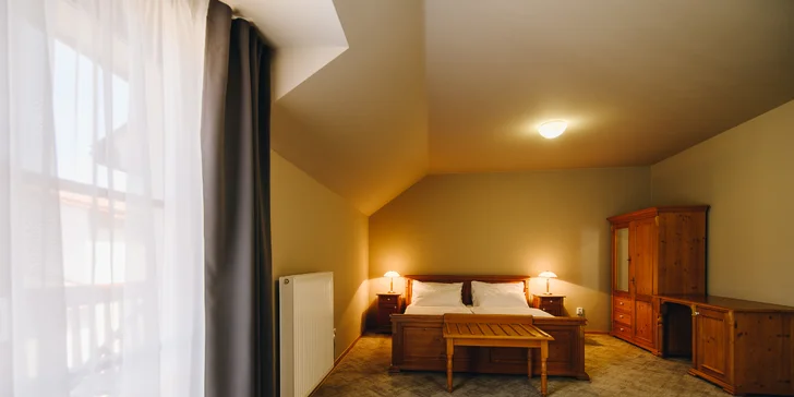 Pokoje i apartmány jsou příjemně zařízené, patří k nim i balkon. 