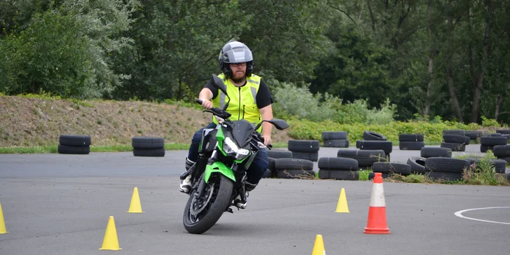  Kurz bezpečné jízdy na motorce klade důraz na reálné situace v silničním provozu.


