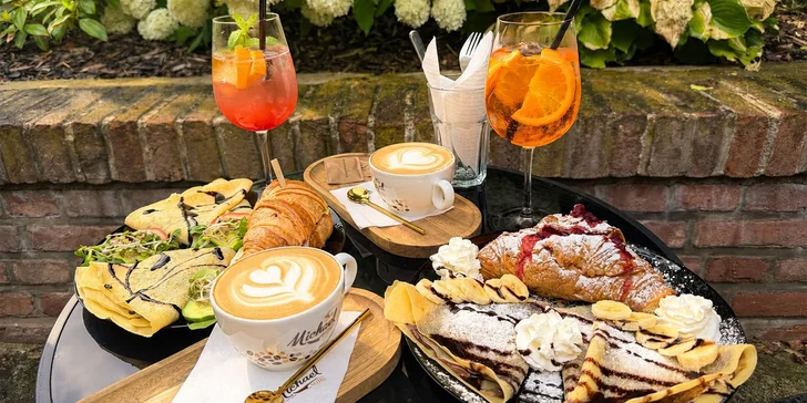 Hradecká kavárna: bohatý brunch pro dva nebo kafe či ledový čaj s sebou