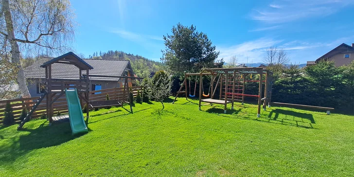 Užívat si budete i zahradu s dětským hřištěm.