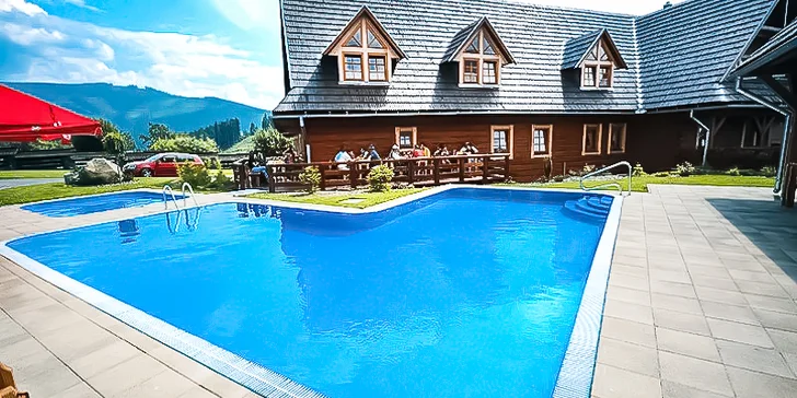 Najdete tu také 2 venkovní bazény (lze využít v letní sezóně), rybník a zahradní bar s grilem.
