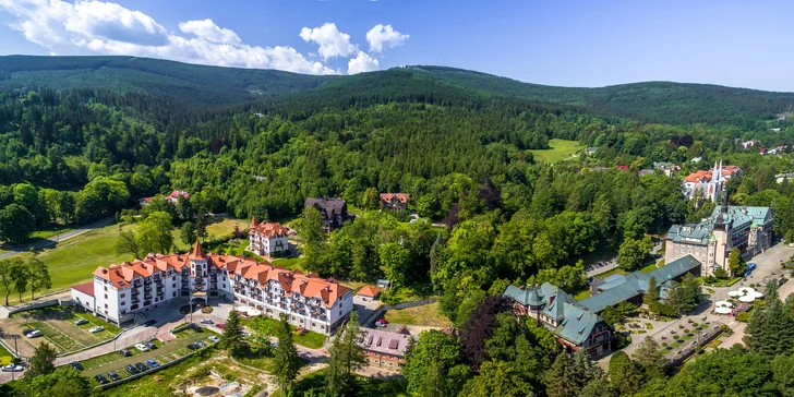 Bydlet budete v krásném hotelovém komplexu jen 300 m od lázeňského domu a parku.