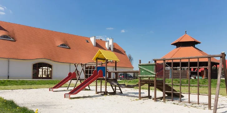 Vaše ratolesti se také nudit nebudou – zařádí si na venkovním hřišti.