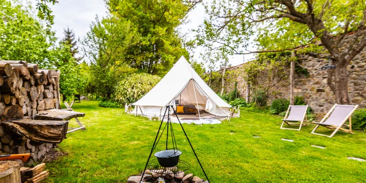 Glamping v západných Čechách: vybavený stan v záhrade vrátane vonkajšej kúpeľne
