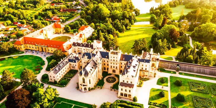 Valtice a Lednice vás vtiahnu do sveta elegancie, zámkov, parkov a vinohradov, kde sa história stretáva s pohostinnosťou a pohárom kvalitného vína.