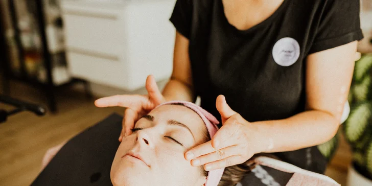 So špeciálne vyskladaným relaxačným balíčkom doprajete vášmu telu relax a uvoľnenie od hlavy až k pätám! Jeho súčasťou je mokrá pedikúra, mikromasáž očného okolia aj parafínový zábal rúk