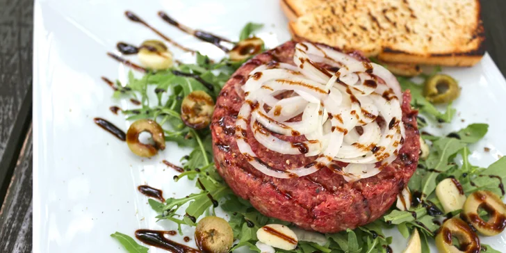 Tartara di Manzo: 500 g míchaného hovězího tataráku s olivami a topinkami
