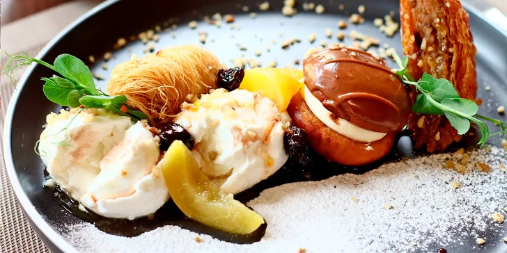 Zavítejte do řecké restaurace Delphi, kde vám přesně tři takové masové špízy naservírují.
