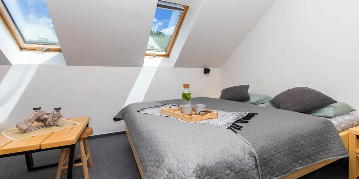 Apartmány, ve kterých budete pobývat, jsou zařízené ve světlých barvách a mají spoustu dřevěných a přírodních prvků.