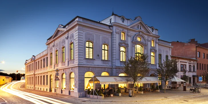 Lázně a hotel najdete na adrese Náměstí Svobody 37. 