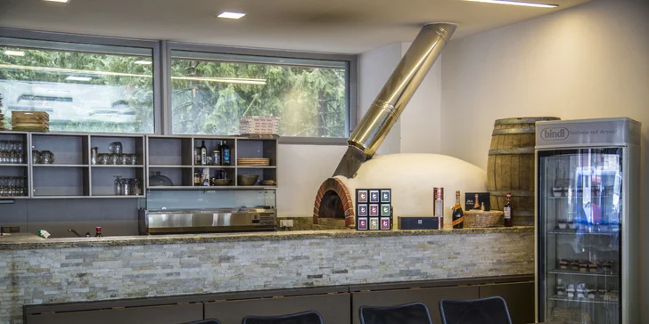 Ke komplexu náleží restaurace a také nová pizzerie.