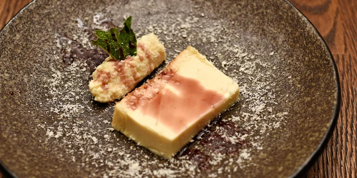 Sladkou tečkou na závěr je kokosový flan s oříšky.
