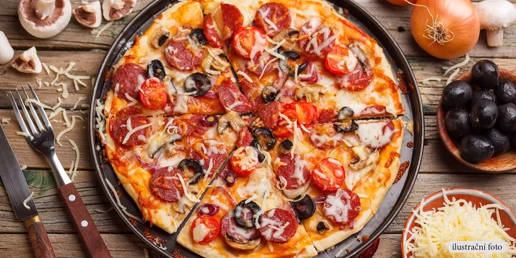 Dvě křupavé pizzy upečené pravými Italy v pizzerii Bella Italia