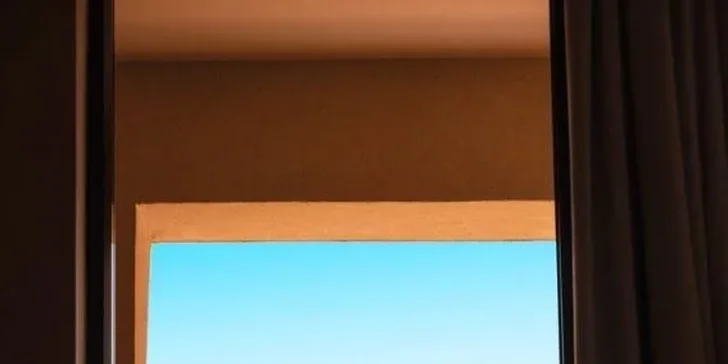 Ubytujete se ve dvoulůžkovém pokoji, který je navržený v minimalistickém moderním stylu.