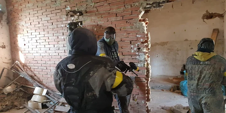Hra má neomezený časový limit, takže zkrátka můžete hrát, dokud vám budou stačit síly a náboje.
