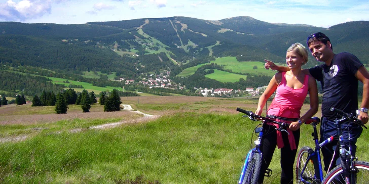 V okolí je spousta cyklostezek, nezapomeňte si tedy přibalit kola.