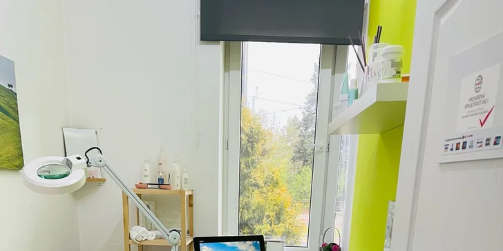 V nabídce je také diamantová mikrodermabraze s aplikací kyseliny hyaluronové a vitamínovou pleťovou maskou a hloubkové čištění, které zahrnuje diagnostiku pleti, hydratační tonikum, kosmetický ozonizér Darsonval (pro regeneraci a omlazení) a samozřejmě tonizaci i denní krém. 