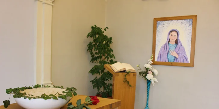 Klientům a jejich návštěvám jsou k dispozici společné prostory čajovny, kaple a relaxační koutky. 