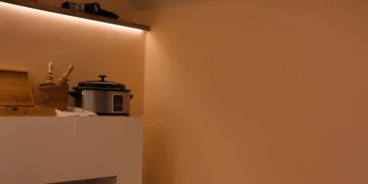 Salon se nachází v těsné blízkosti Mlýnské kolonády. 