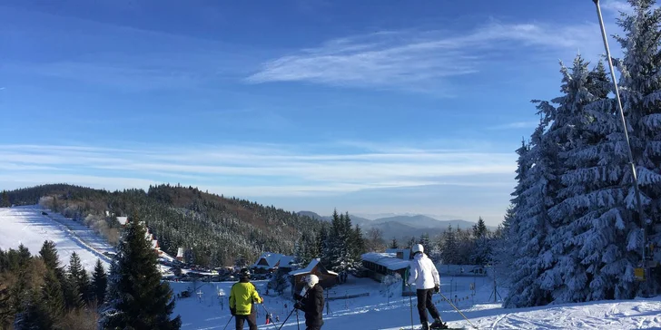 Pokud kupujete skipas pro dítě, předložíte na pokladně průkazku pojištěnce. 