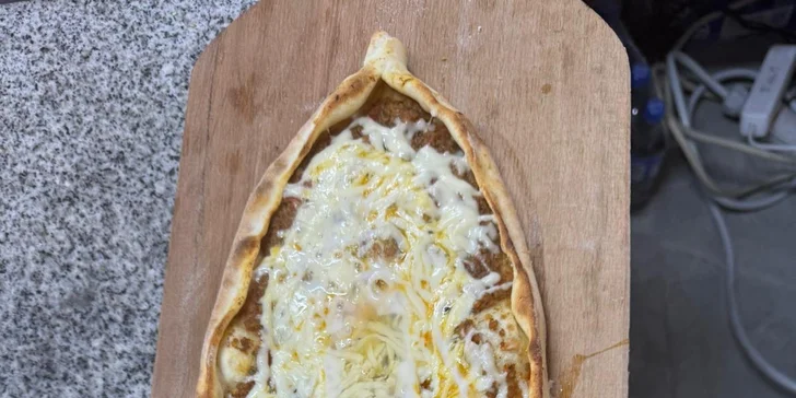 Dáte si tu kebab, burger, steak nebo sendvič z kurdského chleba, tradiční pide, lahmacun, dürum a další speciality.