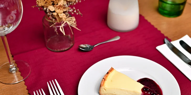 O sladkou tečku na konci se postará cheesecake s omáčkou z lesního ovoce.