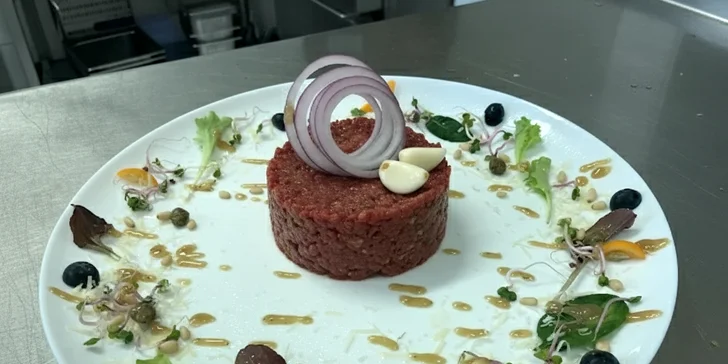 Milá obsluha vám na stůl přinese 400g porci tataráčku z mladého býčka, konkrétně z vyzrálého masa Aberdeen angus red. 