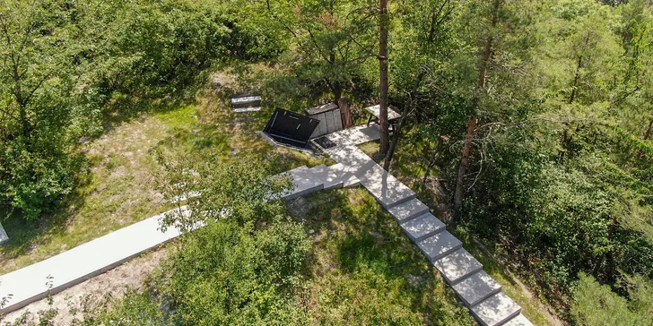 Kryt je součástí oploceného areálu (1 400 m²) na vrcholu kopce.