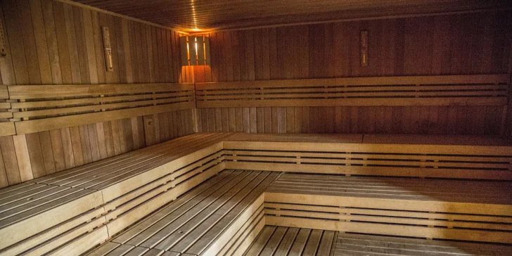 Také se můžete zahřát v sauně. Ručník a prostěradlo vám personál zapůjčí.