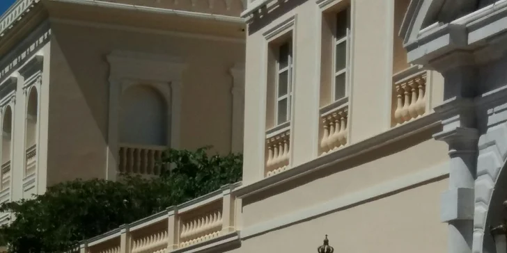 Podíváte se i na střídání stráží před Knížecím palácem. 