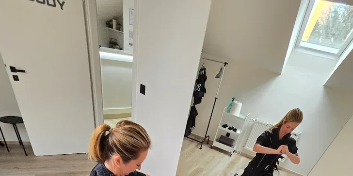 Studio najdete jen 100 m od zastávky sídl. Vajgar-trojstředisko.