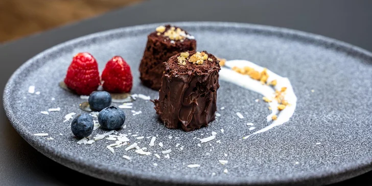 Sladkou tečku za báječným večerem udělá dezert Royal Chocolate. 