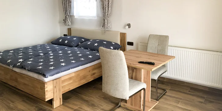 Bydlet budete v apartmánu přímo v obci Hrubá Skála.