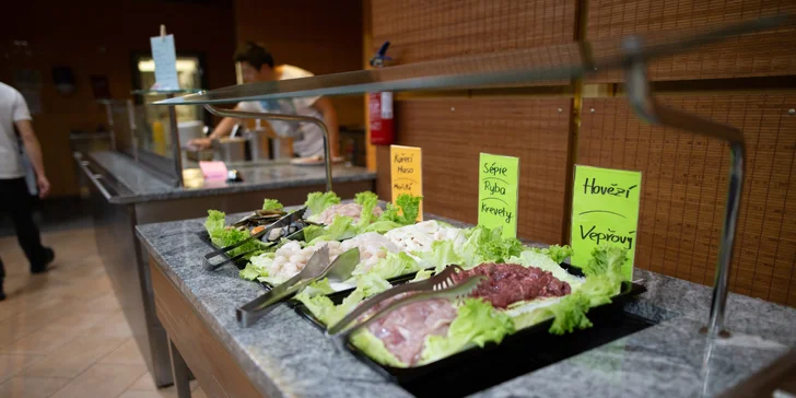 Nabídka se každý den mění, ale těšit se můžete na skvělé sushi, ryby, krevety, maso se smaženými nudlemi i na ovoce a zeleninu.