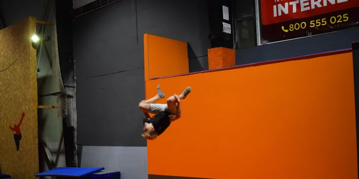 Kromě 5 závodních trampolín a 1 freestylové závodní trampolíny (mimochodem největší v ČR) tu najdete i 52 BASIC trampolín a dopadovou jámu.