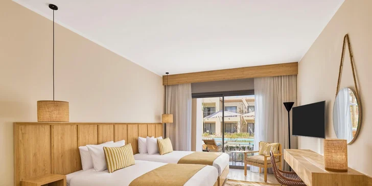 Hotel je navržen s důrazem na čisté linie a prosvětlené prostory.