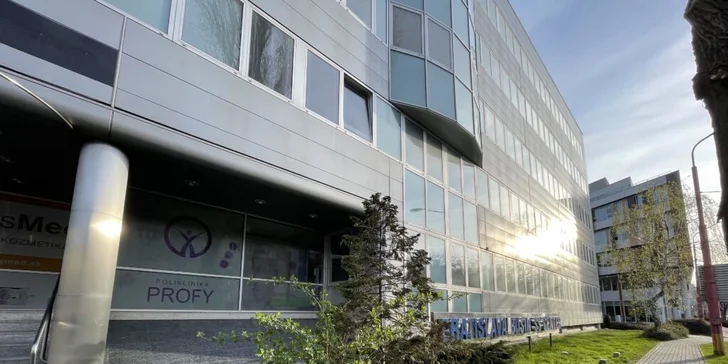 Vstup do budovy z hlavnej cesty a zo zástavy MHD - Ak prichádzate ku nám zo zastávky MHD, stačí ak prejdete po chodníku popri hlavnej ceste a prídete ku budove BBC III, kde sa nachádza hlavný vchod do budovy a masáže nájdete na mínus 1. poschodí. 