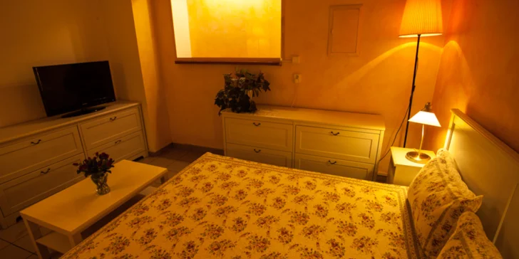 Přímo v lázeňské budově v Masné ulici budete mít připravený krásný apartmán s televizí. 